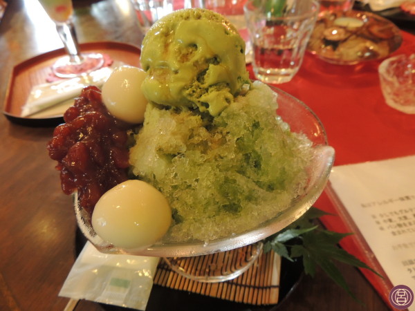 Non si tratta mai solo di gelato di matcha visu, in Giappone! Qui c'erano anche kakigori (granita) al tè verde, mochi e fagioli dolci azuki. Kyoto, agosto 2013.