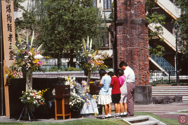 In preghiera davanti ai resti della cattedrale di Urakami. Nagasaki, ggosto 1999.