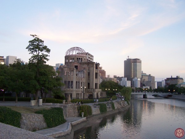 Una sera a Hiroshima. Il Genbaku domu. Viaggio del 1998, o del 2005 o del 2013, non ricordo.