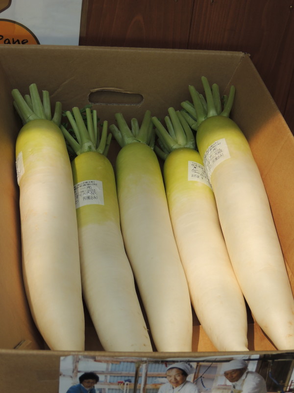 Daikon nel negozietto di frutta e verdura, a Takayama. Agosto 2013.