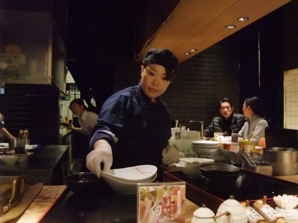 La frenesia oltre il bancone. Un ristorante a Kyoto. (Novembre 2015).