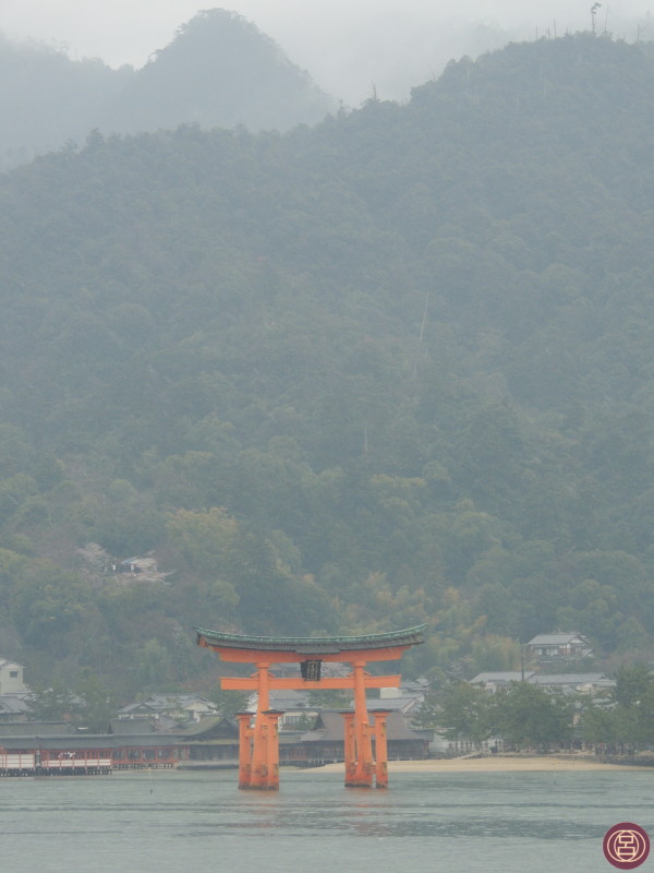 Avvolta nella nebbia di primavera, Miyajima apparve davanti ai nostri occhi. Scendeva un'acquerugiola sottile. Marzo 2013.