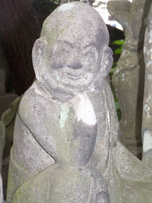 Kawagoe. Uno dei cinquecento rakan (discepoli del Buddha) sembra sorridere. (Estate del 2009).